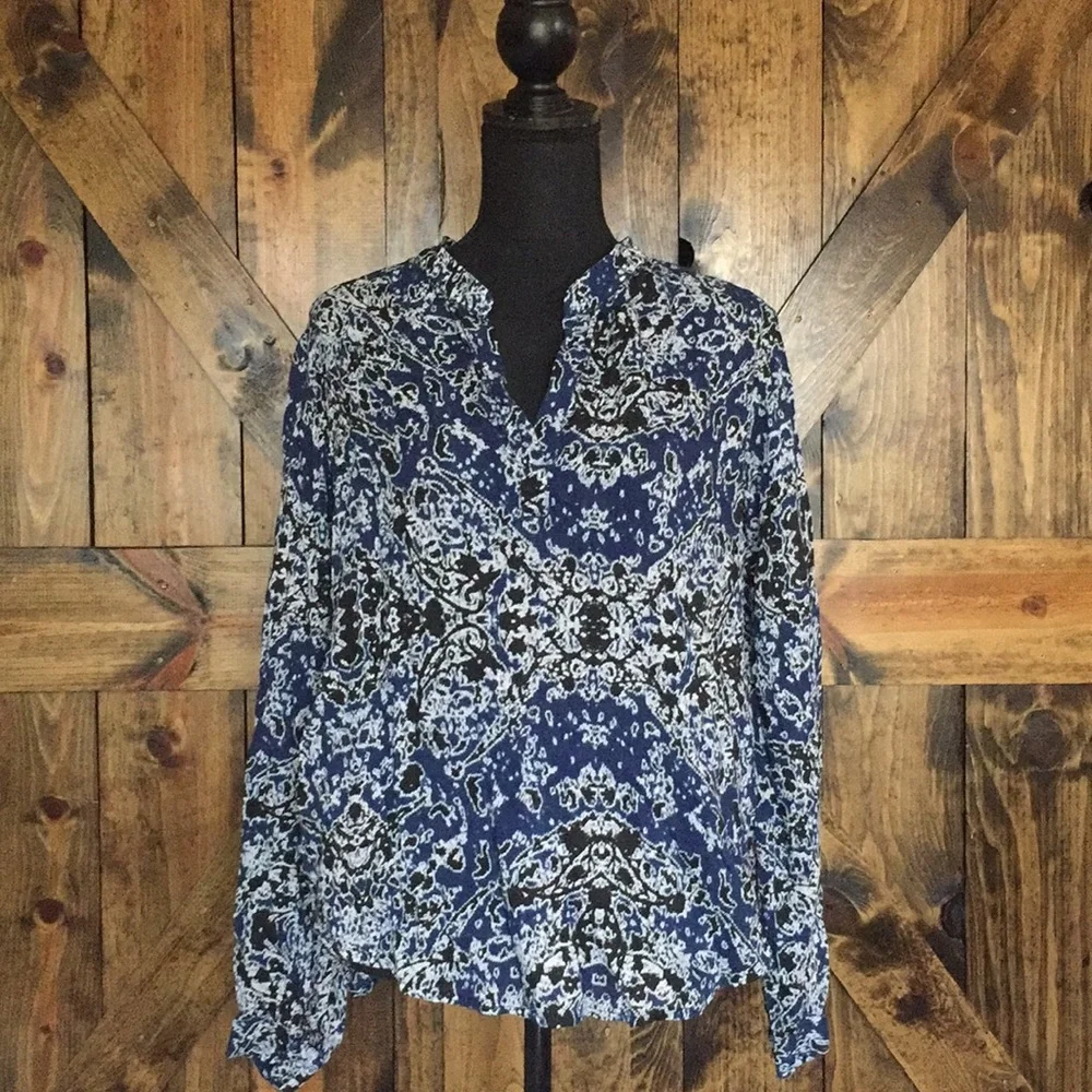 Velvet by Graham & Spencer patterned blouse!
